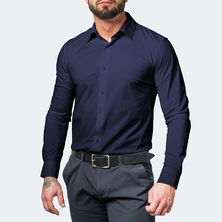 Marineblauw overhemd van voren gedragen met riem en grijze pantalon, een strakke pasvorm met knoopsluiting en kraag. 5