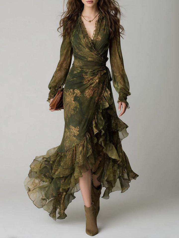 Model draagt de groene wikkeljurk van voren in volledig beeld, met V-hals, lange mouwen, bruine clutch en laarzen. 1