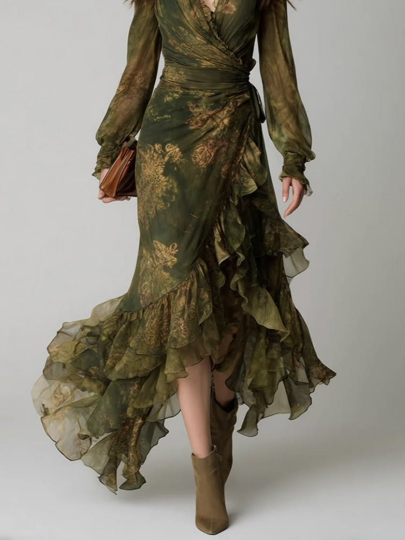 Close-up van de rok van de wikkeljurk met gelaagde ruches en bloemenprint, gedragen met olijfgroene laarzen. 4