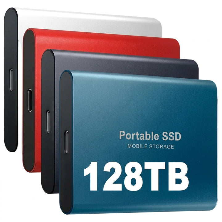 Vier gestapelde draagbare SSD's in wit, rood, donkerblauw en lichtblauw, met de USB-C-poort zichtbaar aan de zijkant. 1