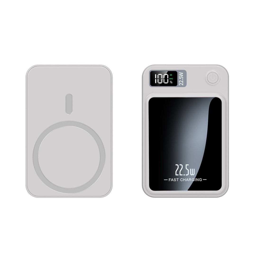 Witte powerbank van voor- en achterkant, met magnetische ring achterop en een display dat 100 procent aangeeft. 2