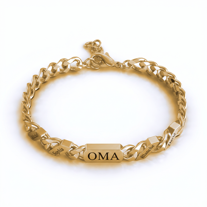 Dezelfde schakelarmband in goudkleur met gegraveerde naamplaatjes, vrijgesteld op een lichte achtergrond met een warme gouden gloed. 2