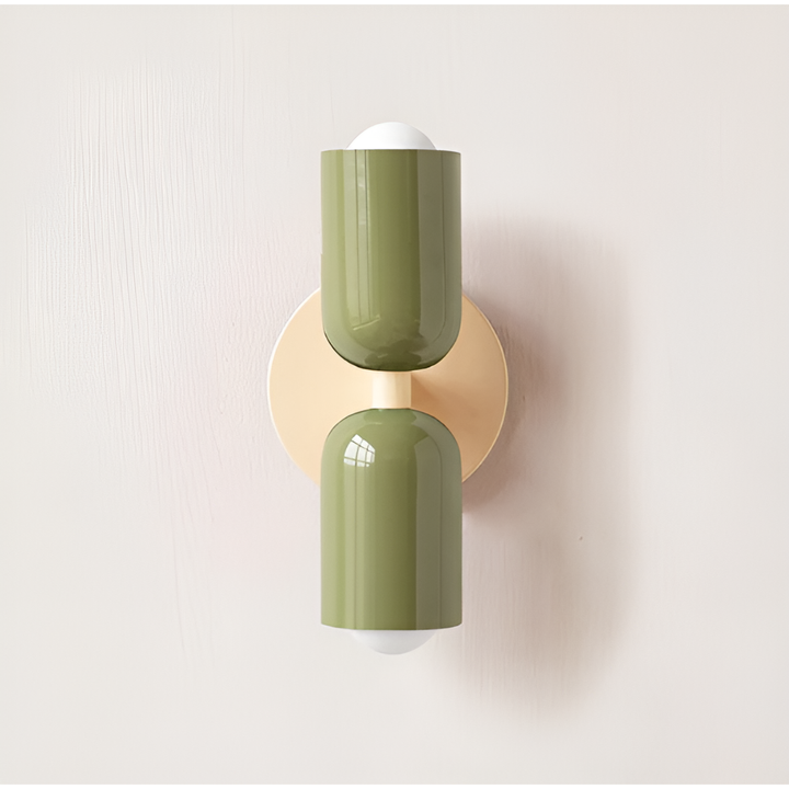 Wandlamp met twee olijfgroene lichtkoppen op een crèmekleurige ronde wandplaat tegen een lichte muur. 16