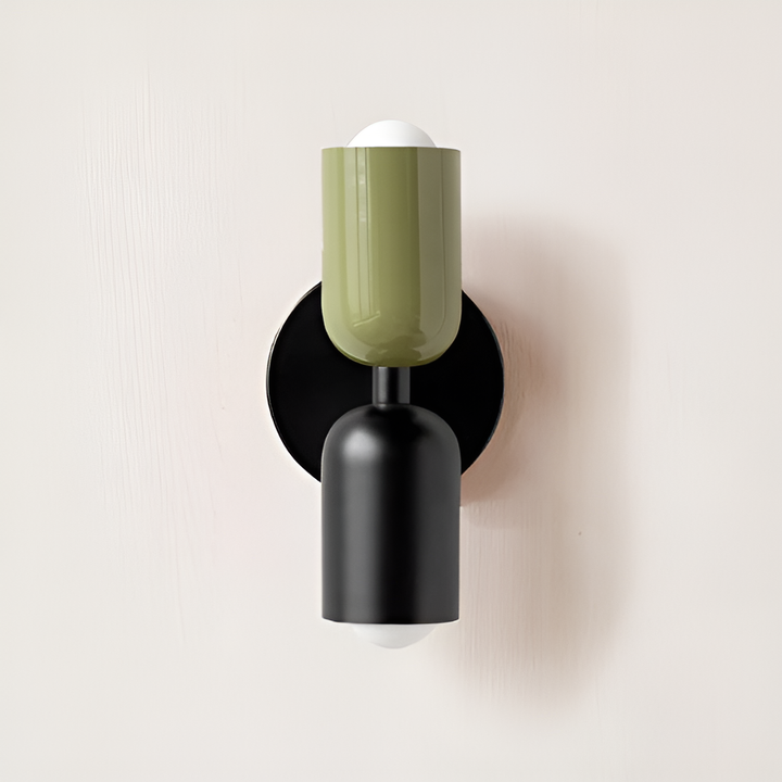 Wandlamp met olijfgroene bovenkap en zwarte onderkap op een zwarte ronde plaat, tegen een lichte muur. 29