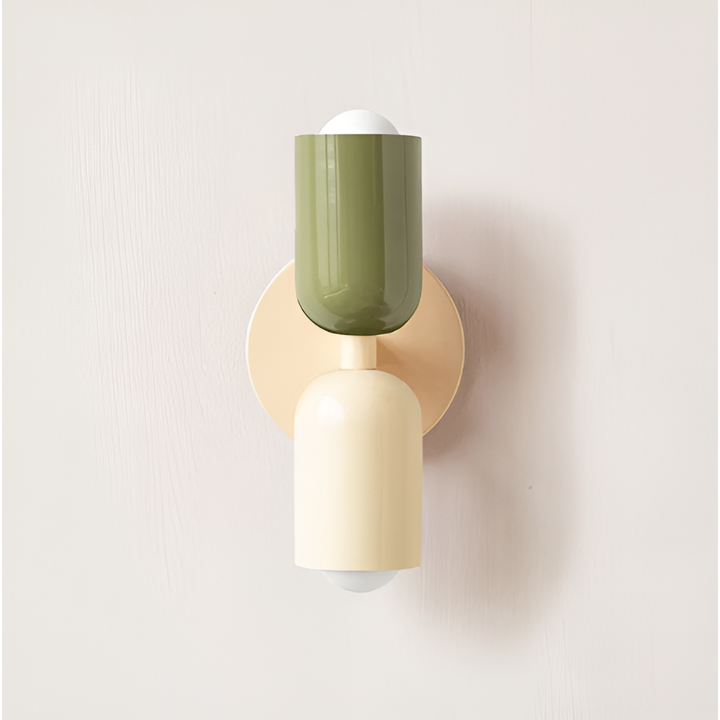 Wandlamp met olijfgroene bovenkap en crèmewitte onderkap op een crèmekleurige ronde plaat. 26
