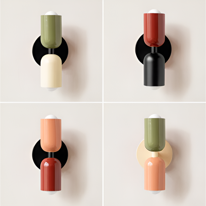 Collage van vier wandlampen met twee lichtkoppen in verschillende kleurcombinaties, zoals groen met crème, rood met zwart en perzik met roodbruin. 1