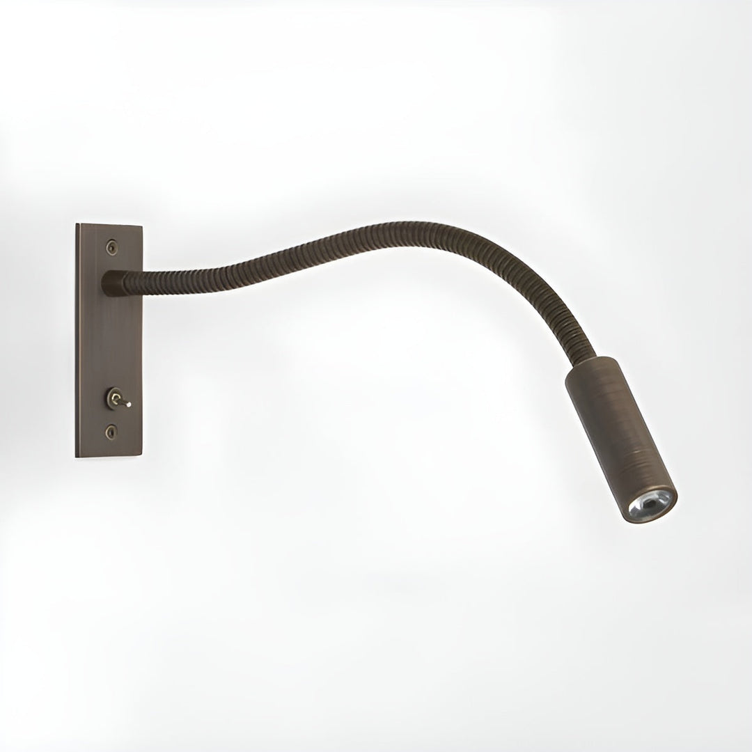 Wandlamp in donker bronskleurige afwerking met gegolfde zwanenhals, tuimelschakelaar en wandplaat, vrijgesteld op een lichte achtergrond. 9