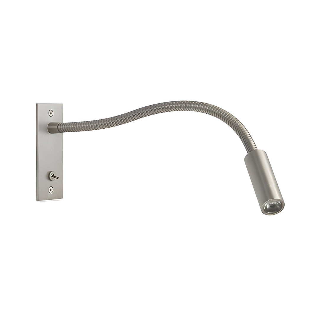 Wandlamp in matte zilvergrijze afwerking met flexibele arm, ronde lampkop en tuimelschakelaar, vrijgesteld op wit, plaat links. 10