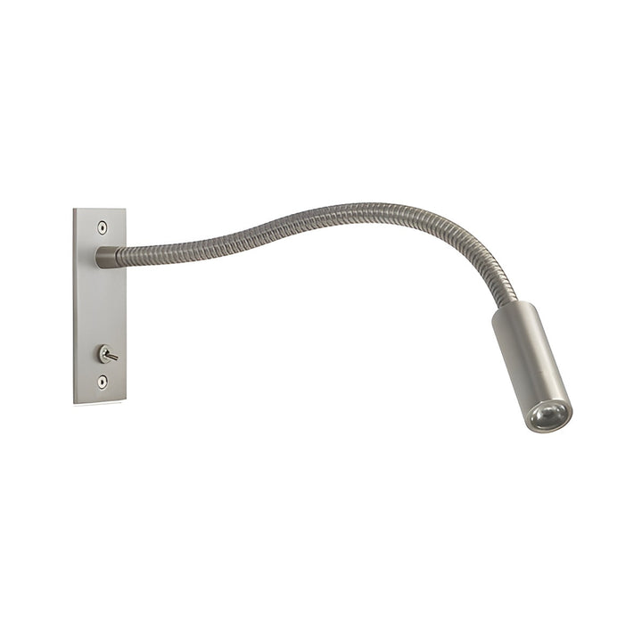 Wandlamp in matte zilvergrijze afwerking met flexibele arm, ronde lampkop en tuimelschakelaar, vrijgesteld op wit, plaat links. 10
