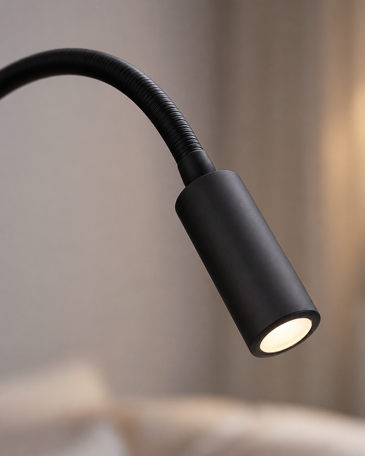 Close-up van de zwarte lampkop met lichtgevende led en de geribbelde, buigzame zwanenhals tegen een zachte achtergrond. 4