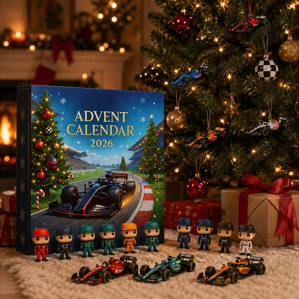 Doos naast een verlichte kerstboom met cadeaus, met de poppetjes van coureurs en drie modelraceauto's ervoor op een wit vloerkleed. 2