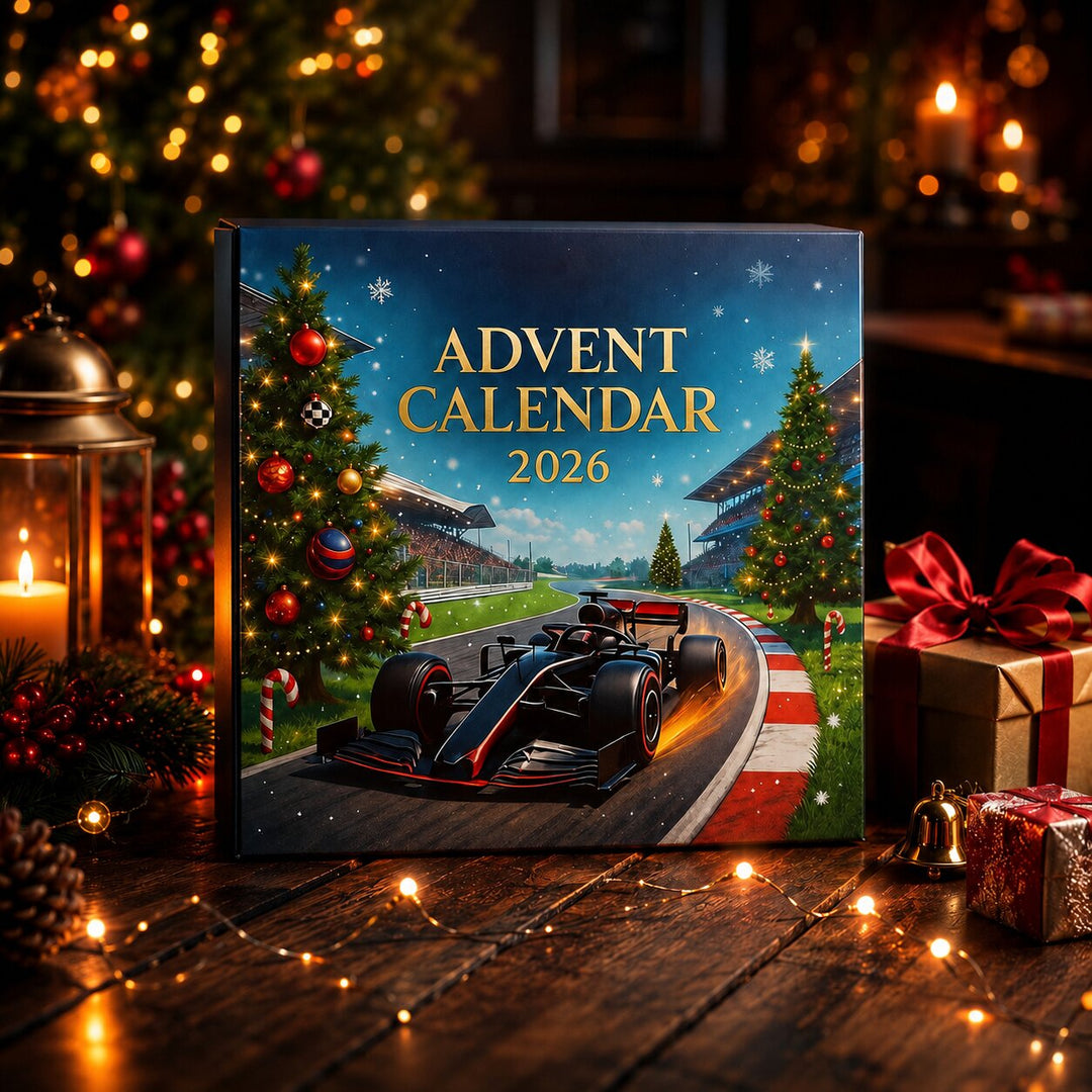Voorkant van de doos met racewagen op een circuit tussen kerstbomen, schuin neergezet op houten tafel met lichtjes en kaarsen. 3