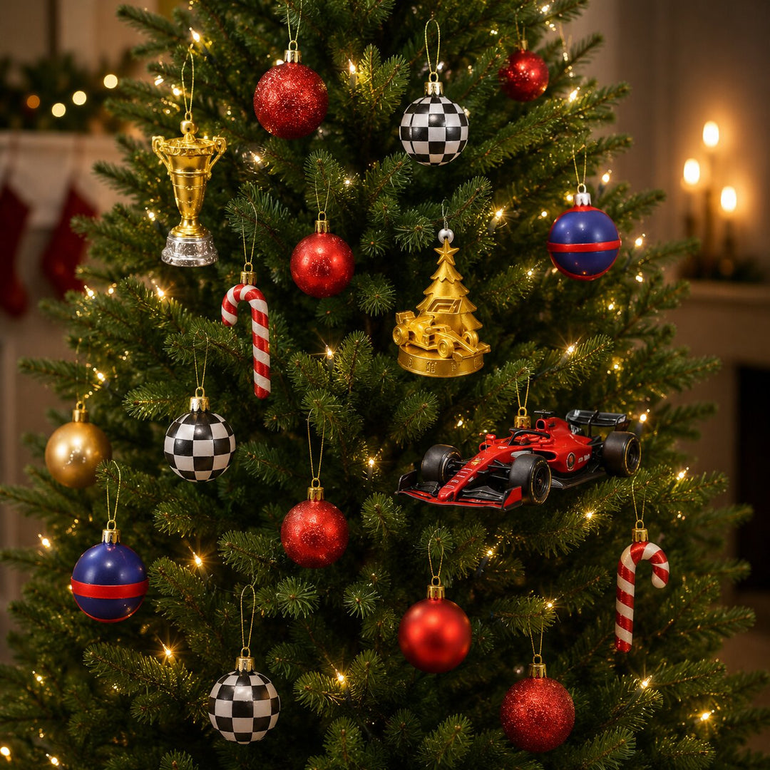Detail van een kerstboom met de ornamenten uit de kalender: gouden beker, raceautootje, geruite ballen, zuurstokken en rode en blauwe kerstballen. 5