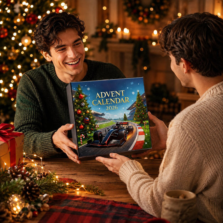 Twee mannen in truien bij een kerstboom, waarbij de ene de doos aan de andere geeft als cadeau. 7