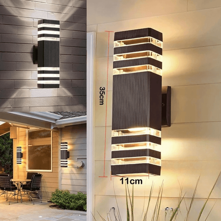 Rechthoekige wandlamp met ribbels en heldere strepen, met maataanduiding voor hoogte en breedte, plus sfeerfoto's op een stenen muur en een terras. 6