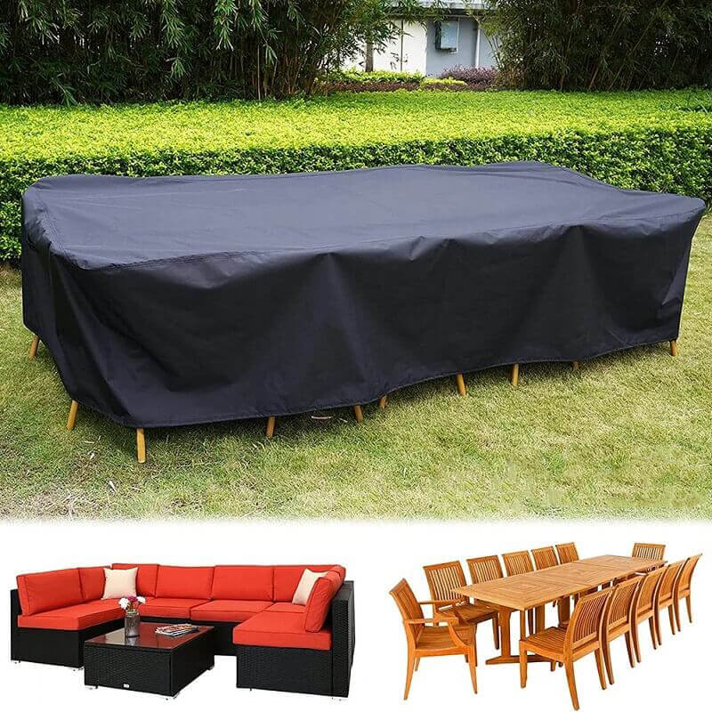 Zwarte hoes over een grote tuintafel met stoelen op het gras; eronder een rode loungeset en een houten eettafel. 1