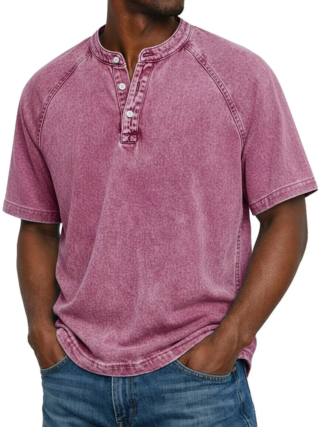 Man draagt het gewassen Henley-shirt met korte raglanmouwen in roze, gecombineerd met een spijkerbroek. 10