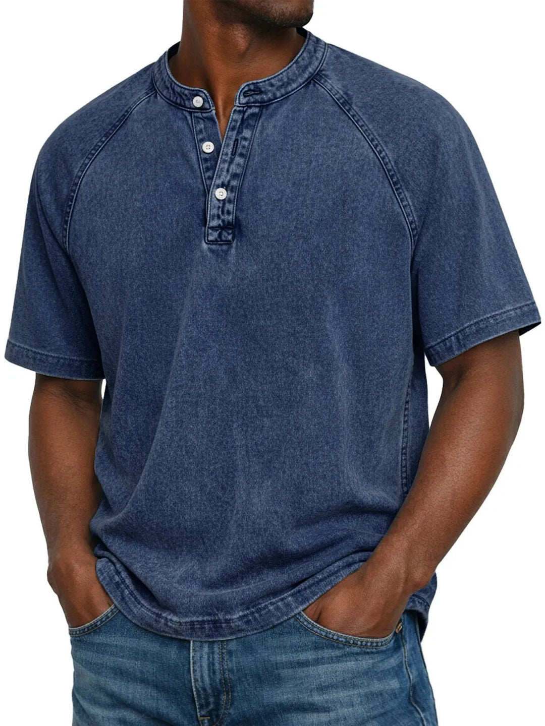 Man draagt het gewassen Henley-shirt met korte raglanmouwen in donkerblauw, met drie knoopjes bij de hals. 3