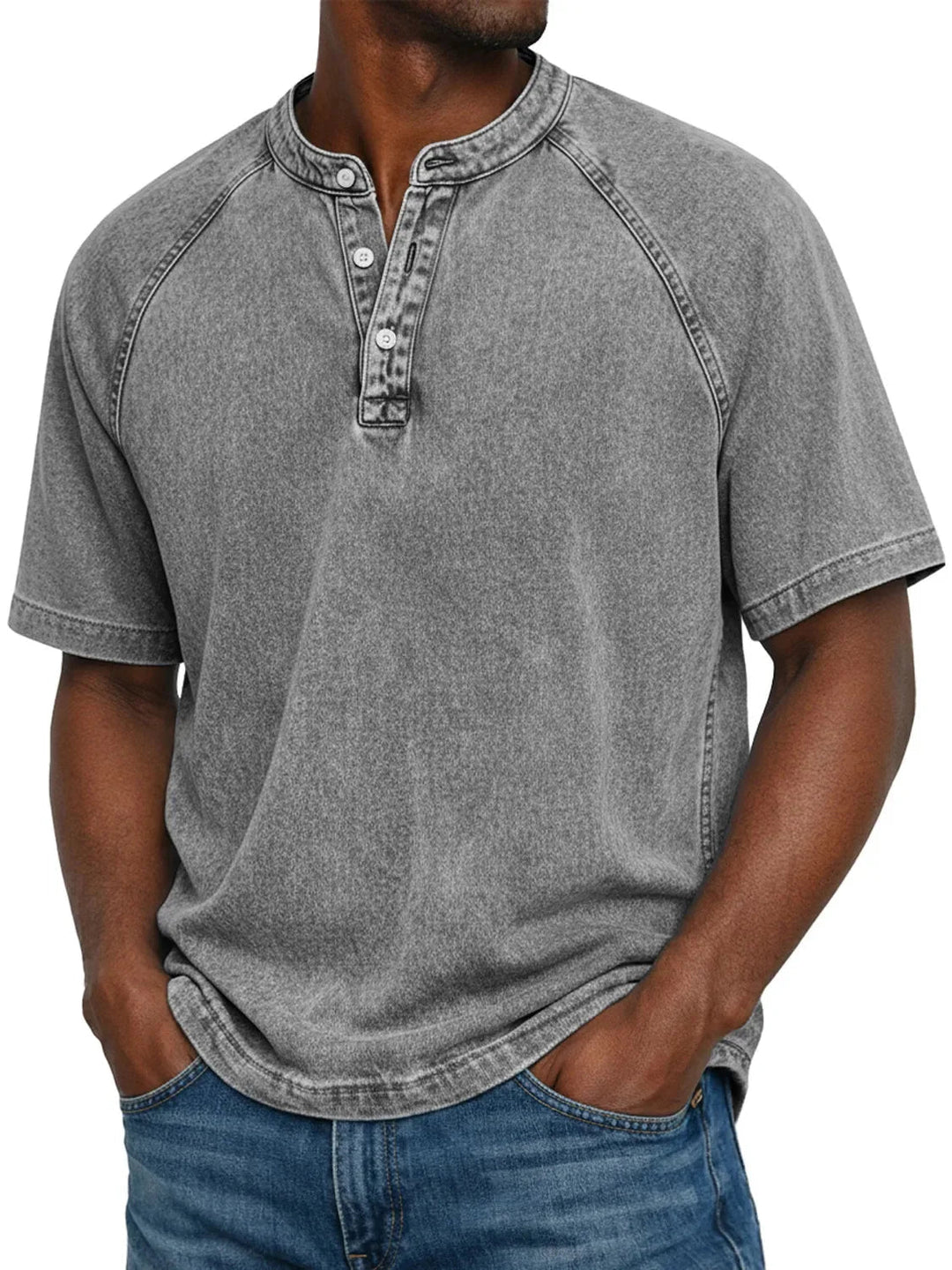 Man draagt het gewassen Henley-shirt met korte raglanmouwen in grijs, met handen in de broekzakken. 4