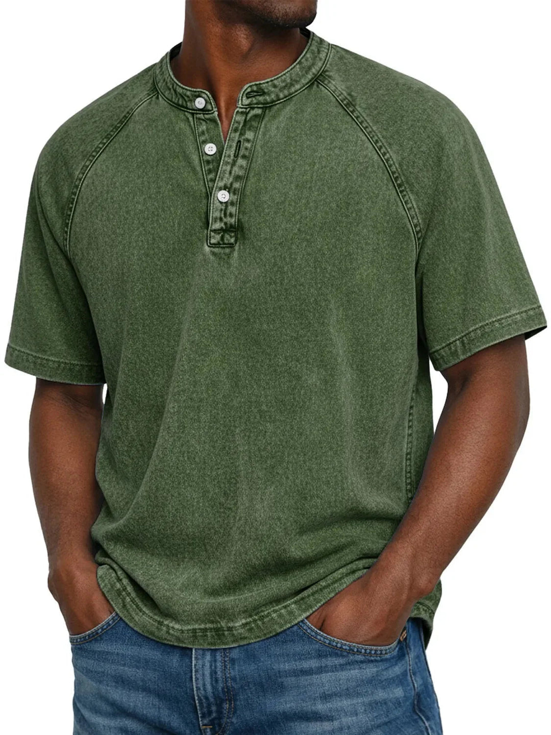 Man draagt het gewassen Henley-shirt met korte raglanmouwen in legergroen, met knoopsluiting aan de hals. 7