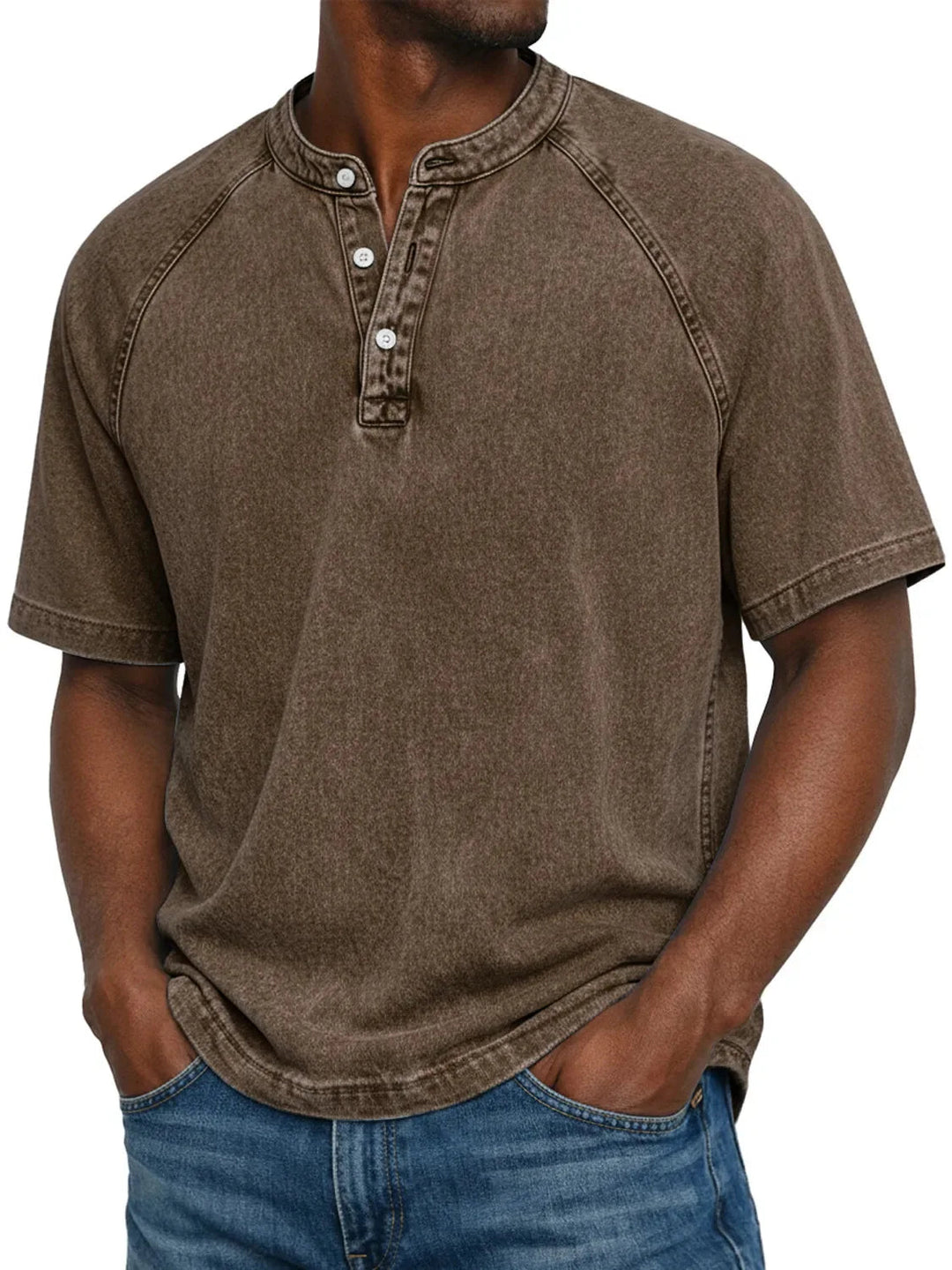 Man draagt het gewassen Henley-shirt met korte raglanmouwen in bruin, met zichtbare stiksels langs de mouwen. 8