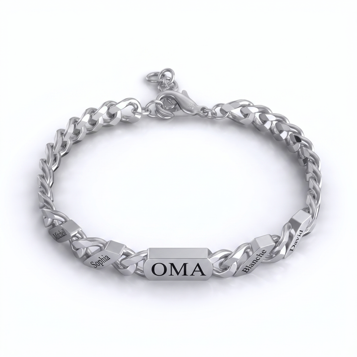 Zilverkleurige schakelarmband met gegraveerde naamplaatjes, op een witte achtergrond met karabijnslot en verlengkettinkje, schuin van boven gezien. 1