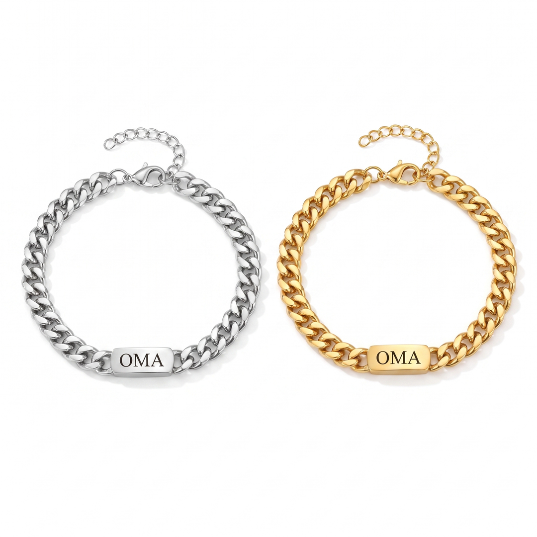 Twee eenvoudige schakelarmbanden naast elkaar, één in zilverkleur en één in goudkleur, elk met een gegraveerd middenplaatje en verlengketting. 9