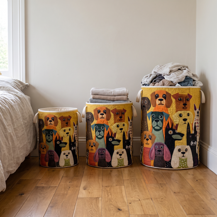 Drie hondenmanden van klein naar groot naast elkaar langs een muur, de grootste vol kleding, de middelste met opgevouwen handdoeken. 3