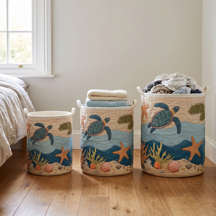 Drie manden met zeeschildpadmotief in drie groottes naast elkaar op een houten vloer, de middelste met handdoeken, de grootste met kleding. 3