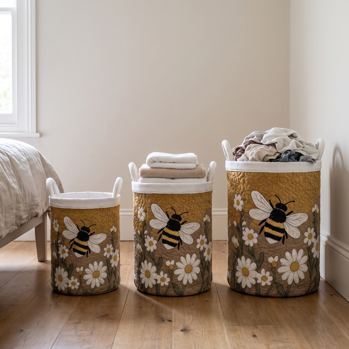 Drie manden naast elkaar in verschillende hoogtes, gevuld met opgevouwen handdoeken en een hoop wasgoed, in een slaapkamer. 4
