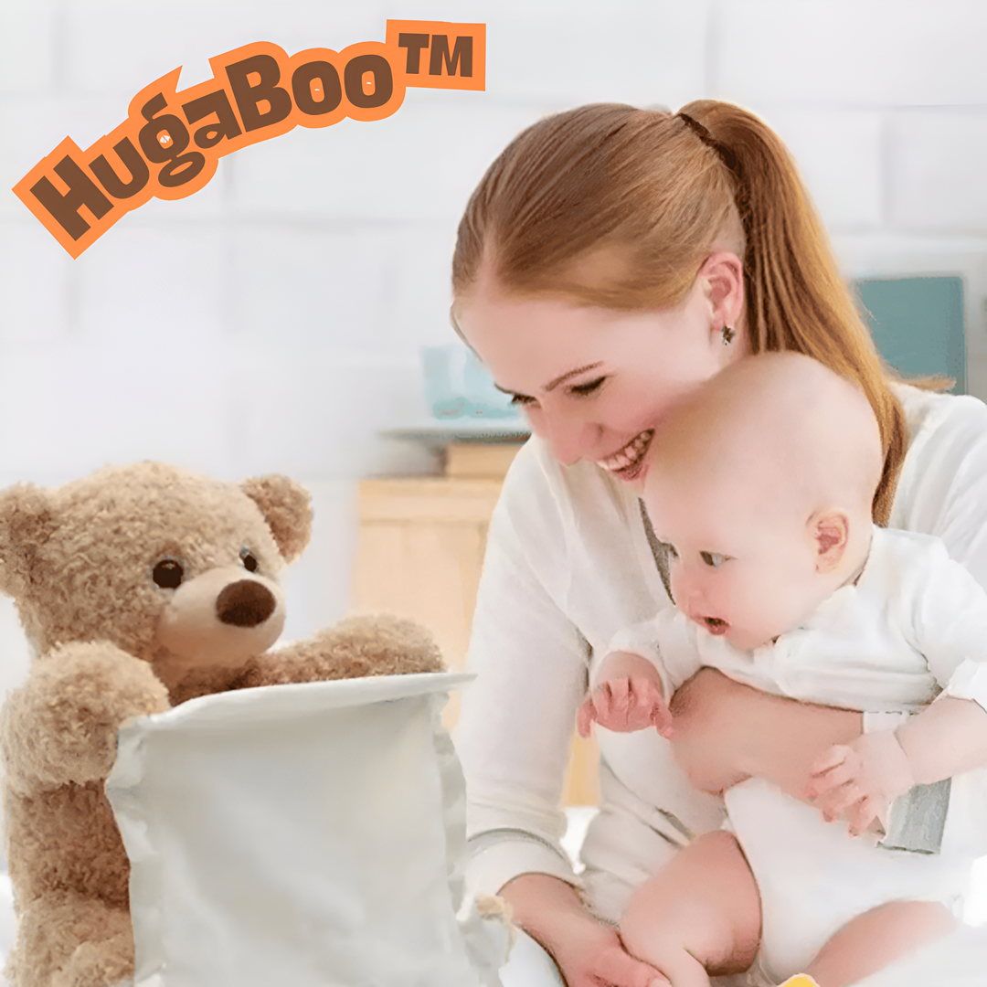 Moeder en baby spelen samen met de pluchen beer die zich achter een wit doekje verbergt in een lichte kamer. 6
