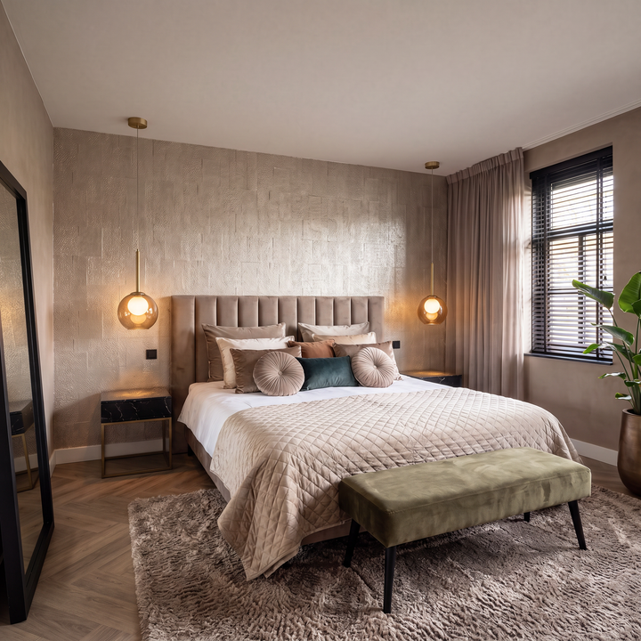 Twee ambergekleurde hanglampen met gouden steel naast het bed als nachtlampjes in een warme slaapkamer 3