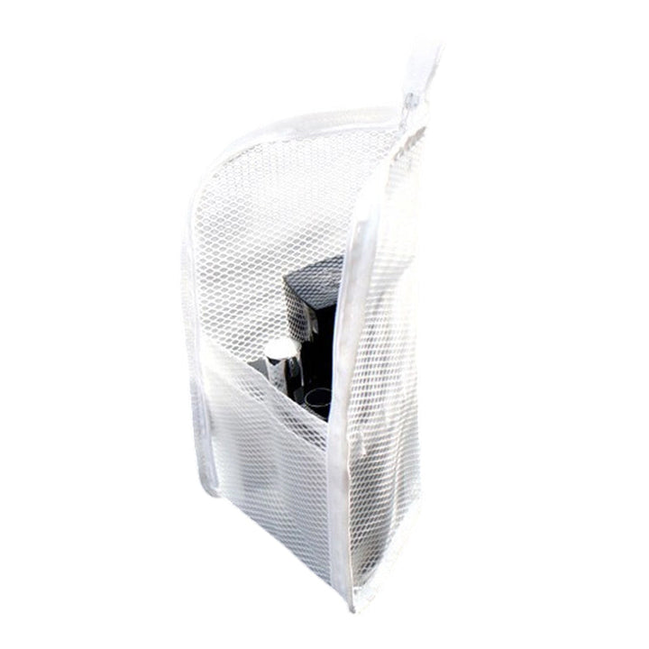 Witte mesh toilettas op een witte achtergrond, met zwarte flacons en tubes zichtbaar in het vak. 8