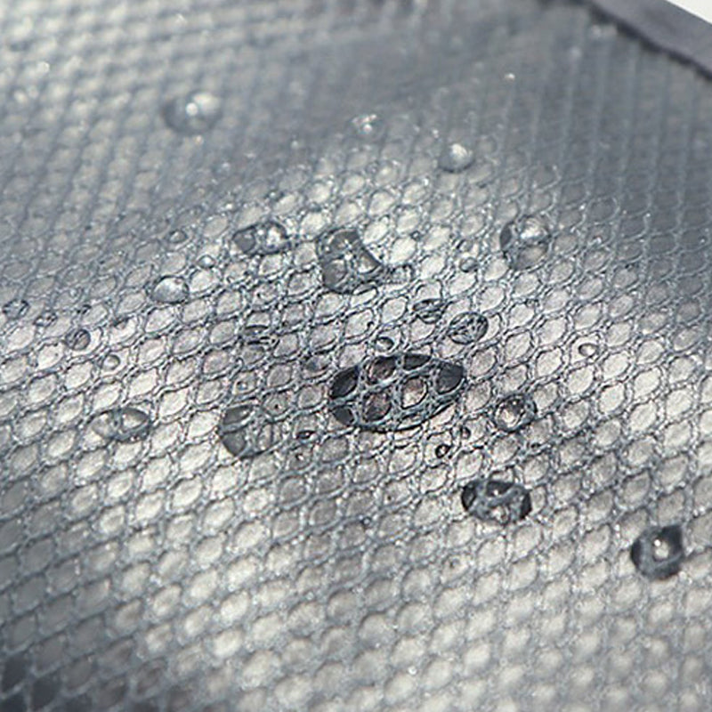 Extreme close-up van het grijze mesh materiaal met waterdruppels erop, die het waterbestendige oppervlak laten zien. 5