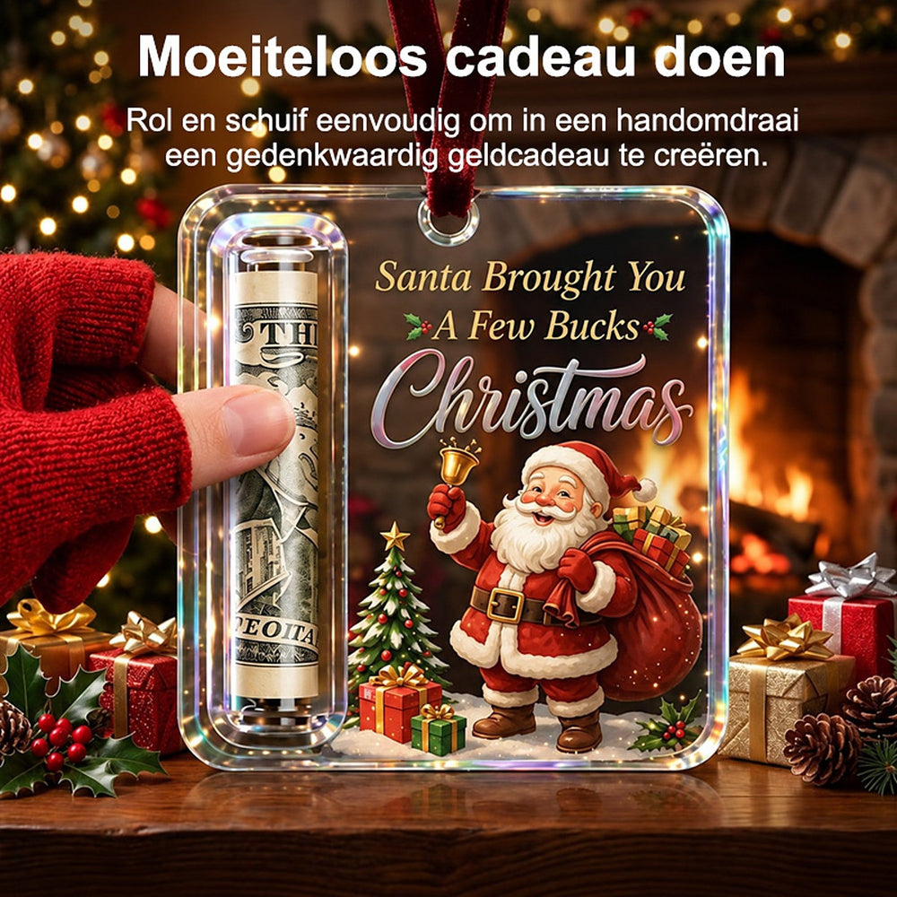 Hand schuift een opgerold biljet in de buisvormige houder van de transparante acrylhanger, met een kerstman op een open haard-achtergrond. 2