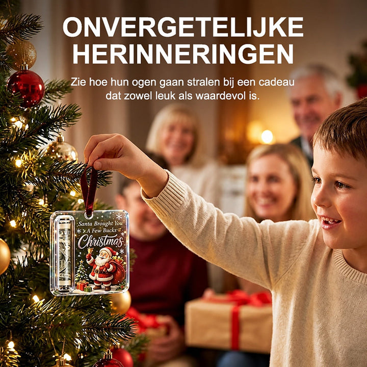 Jongen hangt de acrylhanger aan een tak van de verlichte kerstboom, terwijl familieleden wazig op de achtergrond toekijken. 5