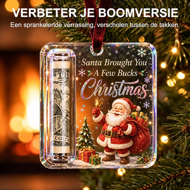Close-up van de hanger in de kerstboom met een opgerold biljet in de houder en rood fluwelen lint, met gloeiende lichtjes eromheen. 6