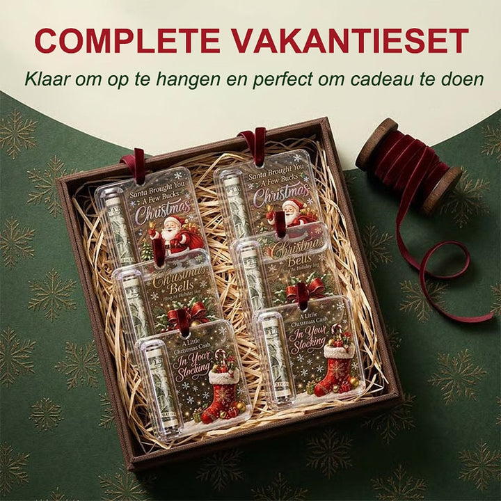 Vakantieset in een kartonnen doos met stro, met zes hangers in drie ontwerpen: kerstman, kerstklokken en kerstsok, naast een klos rood lint. 7