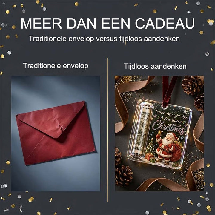 Vergelijking: links een gekreukelde rode envelop, rechts de hanger tussen dennenappels en bruin lint als blijvend aandenken. 9
