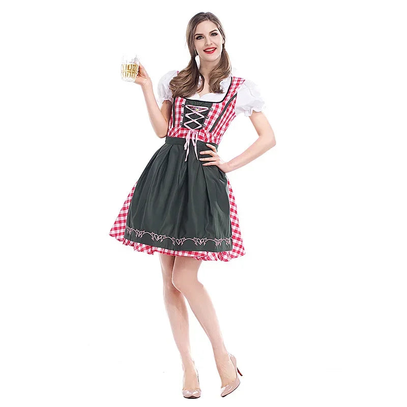 Model in rood-wit geruite dirndl met donkergroene schort en witte pofmouwen, houdt een glas bier vast, vooraanzicht. 1