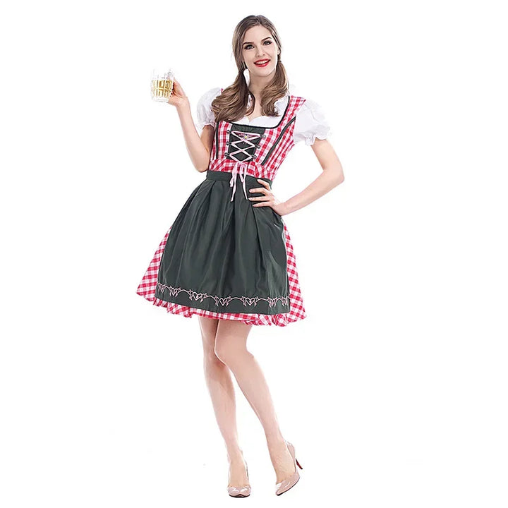 Model in rood-wit geruite dirndl met donkergroene schort en witte pofmouwen, houdt een glas bier vast, vooraanzicht. 1