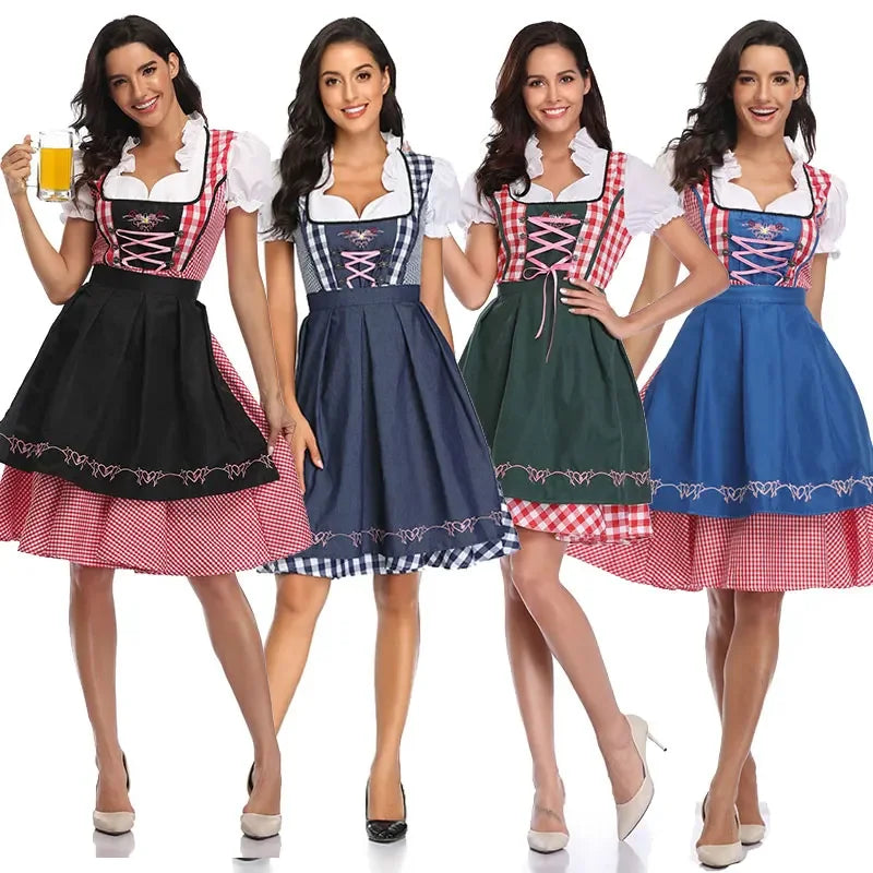 Vier modellen naast elkaar in dezelfde dirndl met schorten in zwart, donkerblauw, groen en blauw, een van hen met bier. 10