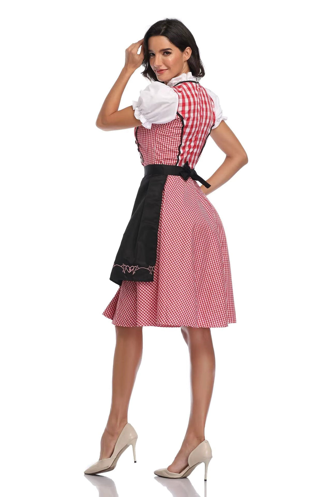 Achterkant van de rood-wit geruite jurk met zwarte schort, strik in de taille en witte pofmouwen, model kijkt over haar schouder. 2