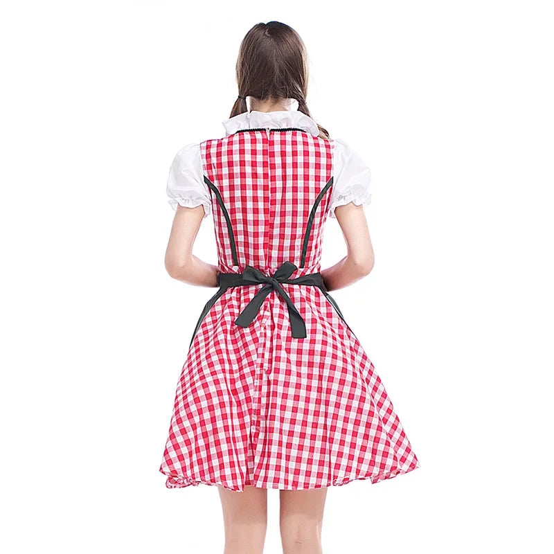 Rugzijde van een rood-wit geruite jurk met donkergroene schortstrik en witte pofmouwen, model gezien van achteren. 4