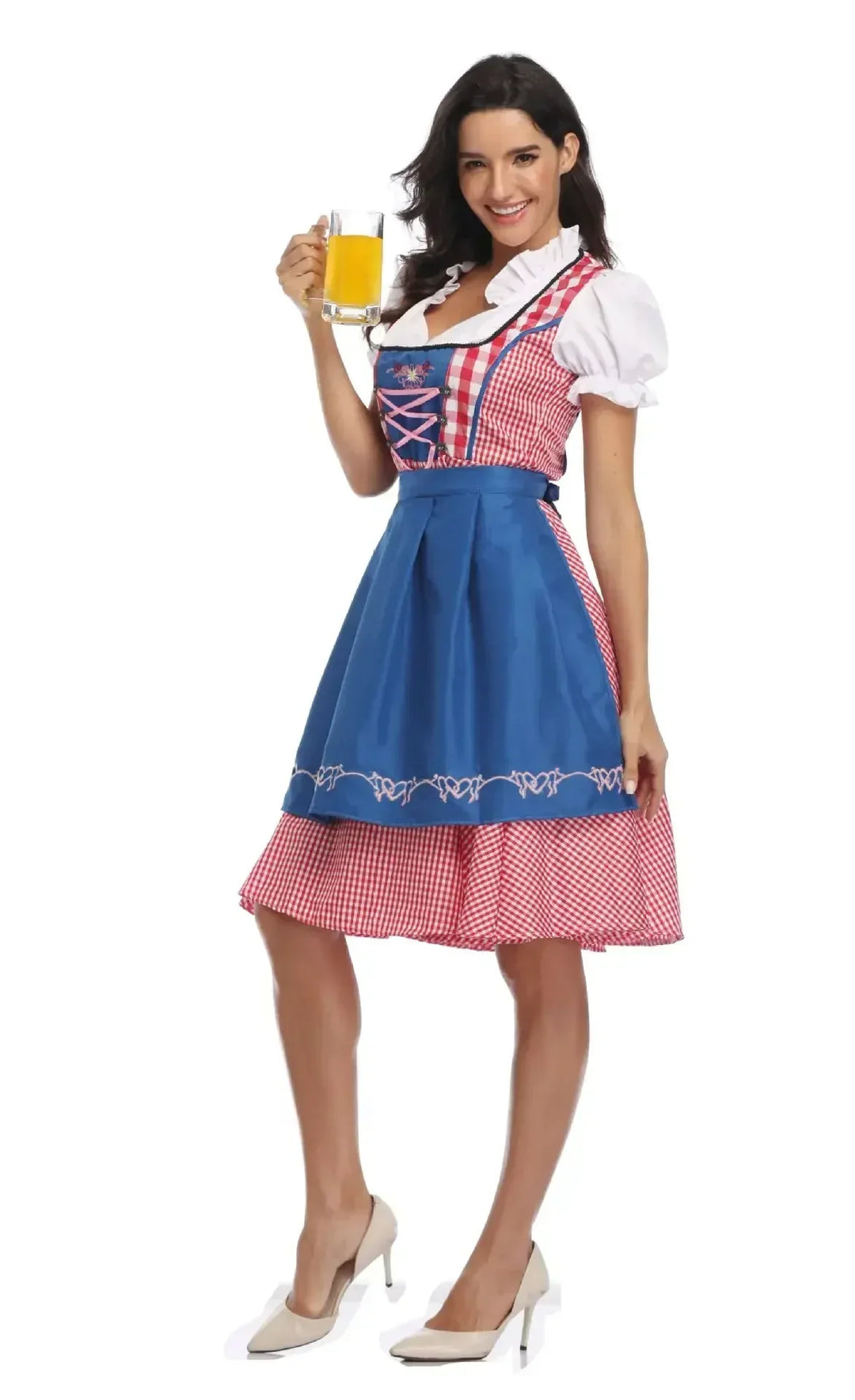 Model in rood geruite dirndl met felblauwe schort en roze vetersluiting, houdt een bierglas omhoog, in driekwartaanzicht. 5