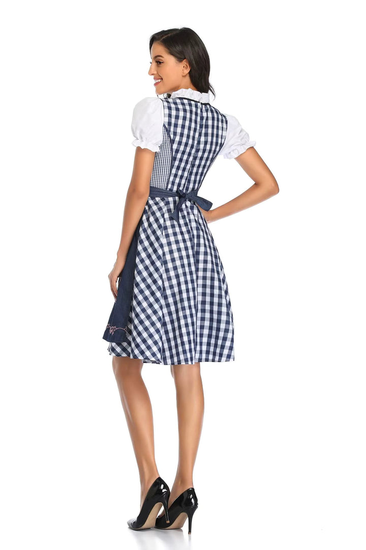 Achteraanzicht van de blauw-wit geruite jurk met strik in de taille en witte pofmouwen, model kijkt glimlachend opzij. 6