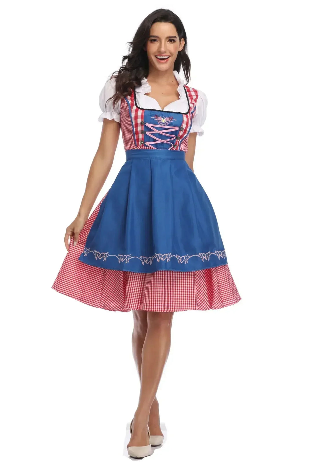 Model in rood geruite jurk met blauwe schort, roze vetersluiting en geborduurde zoom, tilt licht de rok op, vooraanzicht. 7