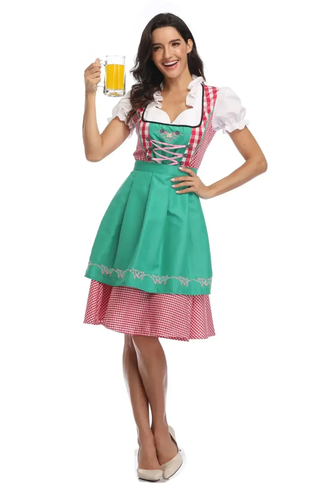 Model in rood geruite jurk met groene schort en roze vetersluiting, houdt een glas bier omhoog, vooraanzicht. 8