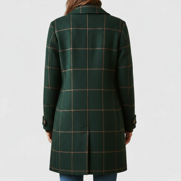 Achterkant van de groene geruite jas op een model, met ruitpatroon, middensplit en riempjes met knoopjes aan de mouwen. 2