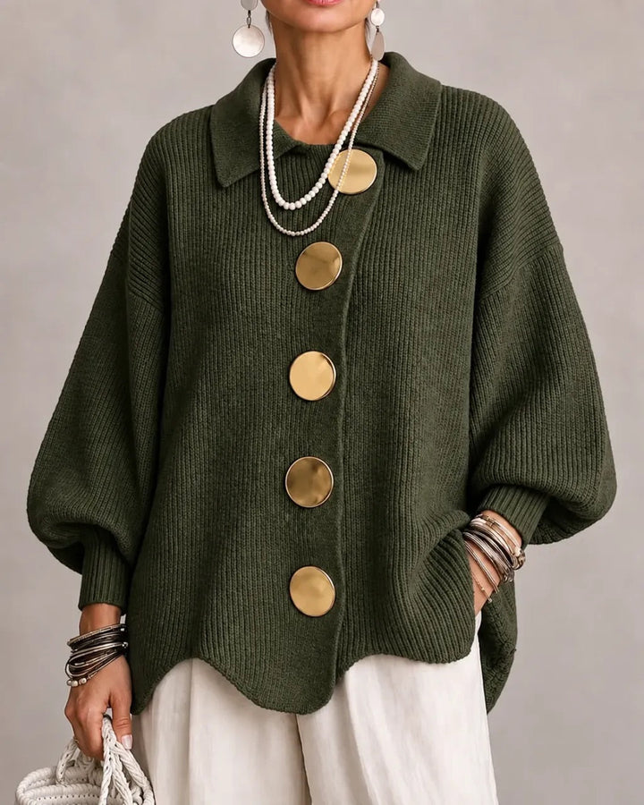 Donkergroene variant van het oversized vest met gouden knopen, puntkraag en geschulpte zoom, gedragen met witte broek. 12